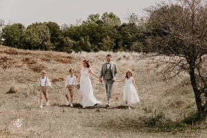 bruiloft wandelende gezinsfoto bruidsreportage
